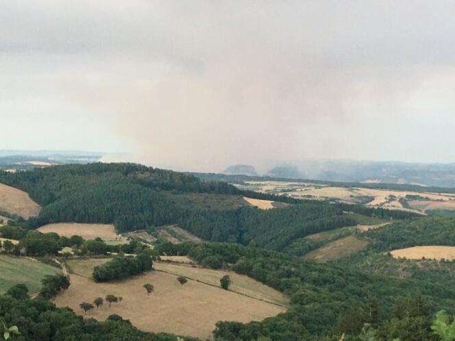 Un nuage de fumée qui provient de l’incendie qui sévit en Aveyron. Le 8 août 2022
