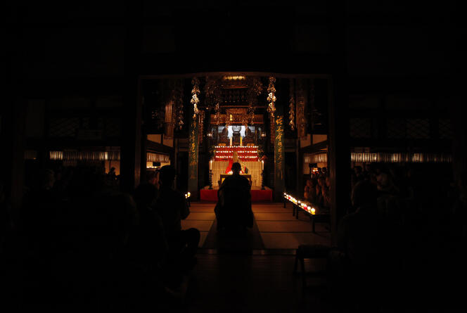 En août, les cérémonies bouddhistes d’« Obon » permettent aux Japonais de rendre hommage aux défunts. Ici, des personnes assistent à l’une d’elles au temple Joenji, à Fukushima, dans le nord du Japon, le 6 août 2011.