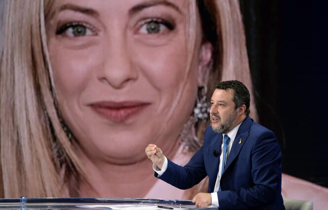 Le leader italien de la Ligue, Matteo Salvini, invité du talk-show télévisé « Porta a Porta », avec un portrait de Giorgia Meloni, la cheffe du parti Fratelli d’Italia, à Rome, le 15 juin 2022.
