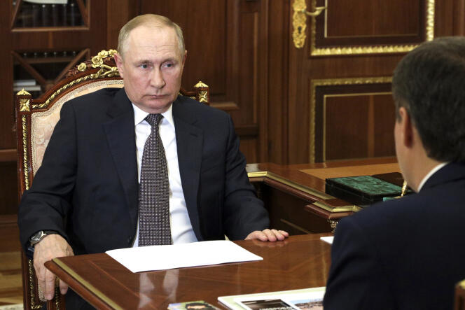 Vladimir Poutine discute avec le gouverneur de la région de Bolgorod, Vyacheslav Gladkov, au Kremlin à Moscou. Le 8 août 2022.