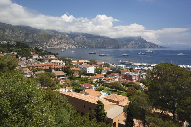 In Saint-Jean-Cap-Ferrat, the average price of real estate per square meter is more expensive than in any Parisian district: 15,900 euros. Prices can sometimes reach more than 30,000 euros per square meter.