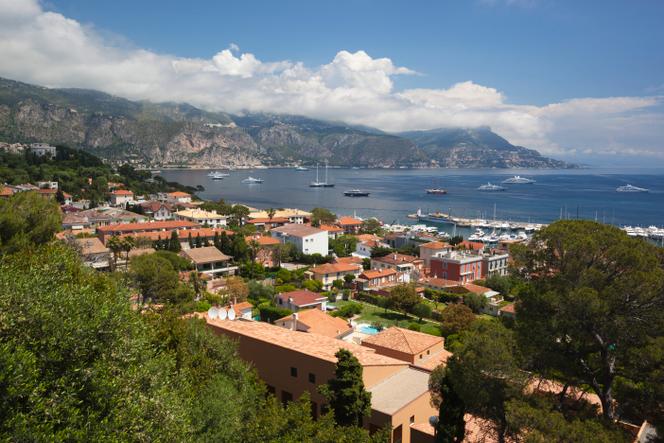 In Saint-Jean-Cap-Ferrat, the average price of real estate per square meter is more expensive than in any Parisian arrondissement: 15,900 euros and prices can sometimes go up to more than 30,000 euros per meter square.
