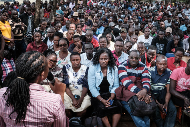 A Kilgoris, dans le sud-ouest du Kenya, veille du scrutin présidentiel du 9 août 2022. Des responsables de bureaux de vote reçoivent les dernières consignes d’un représentant de la Commission électorale avant de recevoir le matériel destiné à leur circonscription.