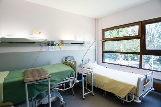 Une chambre double dans l'unité de rééducation du service d'hospitalisation semaine au pôle de gériatrie du GHR de Mulhouse et Sud-Alsace, le 18 juillet 2022.