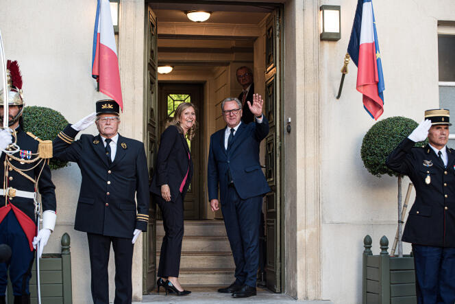 Yaël Braun-Pivet et Richard Ferrand lors de la passation des pouvoirs, devant le Petit Hôtel attenant au Palais-Bourbon, à Paris, le 28 juin 2022.