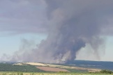 Un nuage de fumée qui provient de l’incendie qui sévit entre la Lozère et l’Aveyron, le 8 août 2022.