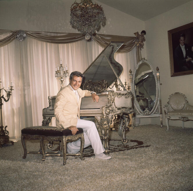 Liberace, in his home in Beverly Hills (California), in June 1961.   
