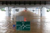Un pont submergé par les pluies torrentielles de la veille sur le fleuve Han, à Séoul, en Corée du Sud, le 9 août 2022.
