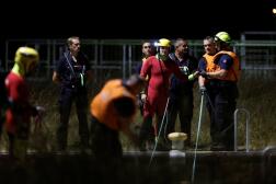 Les plongeurs sapeurs pompiers se préparent à aller à l’eau pour sauver le beluga, dans l’Eure. Le 9 août 2022.