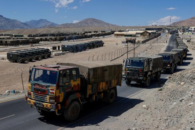 Des camions militaires transportant des fournitures se dirigent vers des zones avancées dans la région du Ladakh, en Inde, le 15 septembre 2020. 