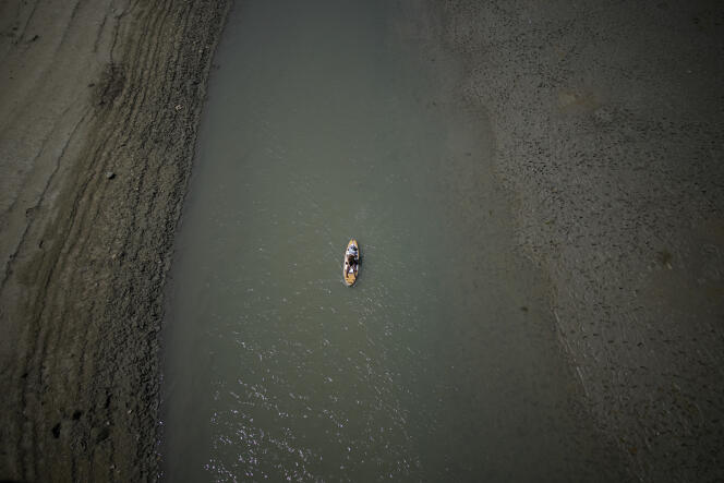 Un paddle traverse une partie asséchée des gorges du Verdon, dans le sud de la France, le 9 août 2022. 