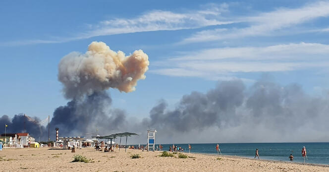 Des panaches de fumée s’élèvent dans le ciel après les explosions survenues sur la base d’aviation navale russe de Saky, sur la côte sud de la Crimée, le 9 août 2022.