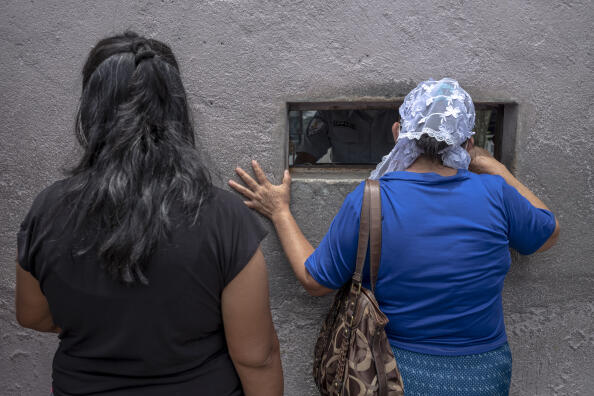 22 Juillet 2022, San Salvador, El Salvador: Au centre judiciaire Isidro Menendez, des proches de détenus demandent des renseignements à une fenêtre. C'est aussi à cet endroit que le déjeuner des détenus peut être laissé par leur proche. Le déjeuner est acheté dans une cantine autorisé par le centre judiciaire. Crédit : Nadège Mazars pour Le Monde