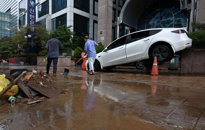 Une voiture endommagée par les eaux de crue dans la rue après de fortes pluies dans le quartier de Gangnam, à Séoul, le 9 août 2022. 