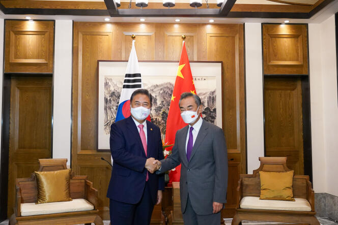 Le ministre sud-coréen des affaires étrangères Park Jin, à gauche, et son homologue chinois Wang Yi, à Qingdao, en Chine, mardi 9 août.