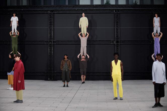 Modelos, artistas y un colectivo de acróbatas presentan creaciones de Issey Miyake durante un desfile como parte de la Semana de la Moda de París, el 23 de junio de 2022.