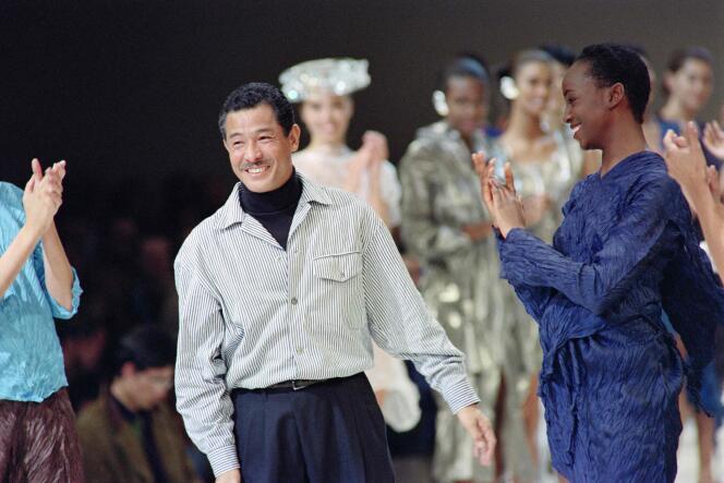 Japanese fashion designer Issey Miyake acknowledges the applause from models and attendees after presenting his 1992 Spring-Summer collection in Paris, October 19, 1991.