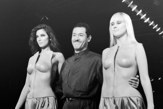 El diseñador de moda japonés Issey Miyake (C) y sus modelos saludan al público al final del desfile de presentación de la colección prêt-à-porter Otoño-Invierno 1985/1986 el 23 de marzo de 1985 en París.  (