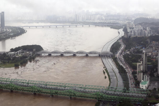 El 9 de agosto de 2022, parte de la carretera principal cerca del río Han en Seúl se inunda debido a las históricas lluvias que afectan al país desde el lunes. 