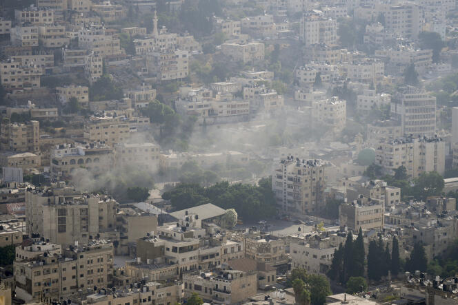 De la fumée s’élève de bâtiments touchés lors d’un raid mené par l’armée israélienne dans la ville de Naplouse, en Cisjordanie, le 9 août 2022.
