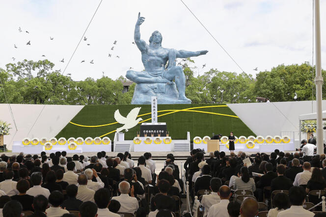 Lors de la cérénomie de commémoration du 77e anniversaire de l’explosion nucléaire à Nagasaki causée par une frappe américaine en 1945, au parc de la Paix de la ville, le 9 août 2022. 