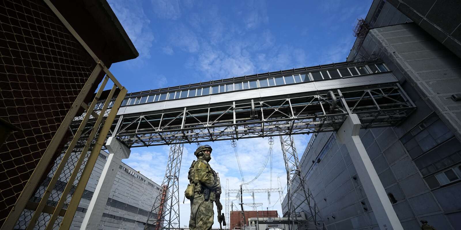 Un militaire russe au sein de la centrale nucléaire de Zaporijia, contrôlée par l’armée russe, dans le sud-est de l’Ukraine, le 1er mai 2022.