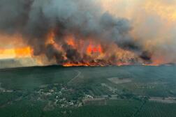 Image aérienne de l’incendie qui sévit dans le sud de la Gironde, aux abords d’Hostens, le 9 août 2022.