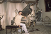 Liberace, dans sa maison de Beverly Hills (Californie), en juin 1961.   
