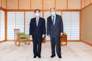 L’empereur du Japon Naruhito et le secrétaire général de l’ONU Antonio Guterres, au palais impérial de Tokyo, le 8 août 2022.