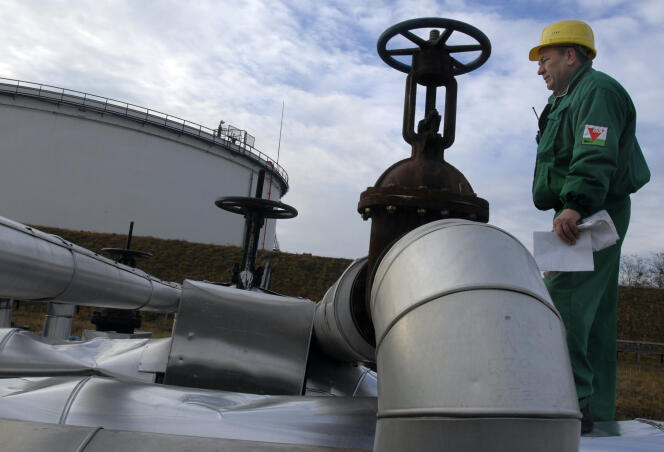 An engineer from the Hungarian Oil and Gas Company (MOL) checks an oil pipeline at the Szazhalombatta oil refinery, south of Budapest, Hungary, January 9, 2007. 