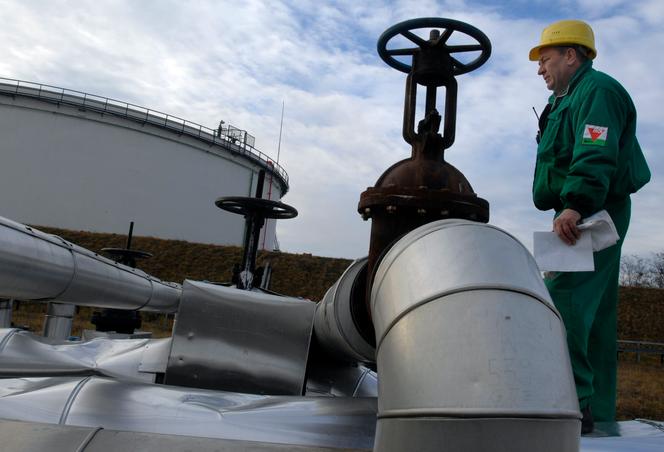 Un ingénieur de la compagnie pétrolière et gazière hongroise (MOL) contrôle un oléoduc dans la raffinerie de pétrole de Szazhalombatta, au sud de Budapest (Hongrie), le 9 janvier 2007. 