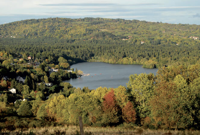 Le lac d’Aydat (Puy-de-Dôme), dont l’écosystème a été restauré pour lutter contre les cyanobactéries.