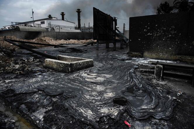 Vista de un área destruida del depósito de petróleo que sufrió un incendio durante varios días, en Matanzas, Cuba, 10 de agosto de 2022.