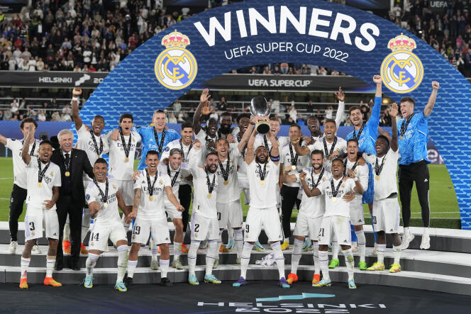 El capitán del Real Madrid, Karim Benzema, levanta la Supercopa de Europa tras la victoria del club español sobre el Eintracht Frankfurt el 10 de agosto de 2022 en Helsinki.