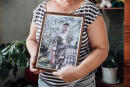 Svitlana Kryvytska tient un portrait de son mari Aleksander, prisonnier des russes depuis la fin du mois de février. Vylkove, oblast d'Odessa, le 04 août 2022.
