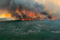 Des flammes consumant des arbres lors d’un feu de forêt à Saint Magne, au sud de Bordeaux, dans le sud-ouest de la France, mercredi 10 août 2022.
