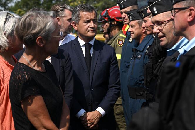 Elisabeth Borne et Gérald Darmanin visitent le centre de commandement des pompiers près du site d’un incendie de forêt à Hostens (Gironde), le 11 août 2022. 
