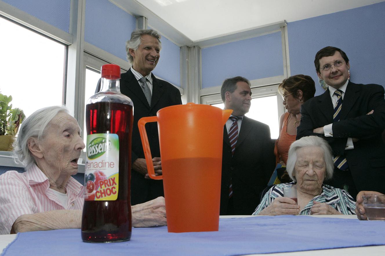 Le premier ministre Dominique de Villepin, le ministre de la santé Xavier Bertrand et le ministre délégué à la sécurité sociale et aux personnes âgées Philippe Bas visitent une maison de retraite parisienne, le 19 juillet 2006.