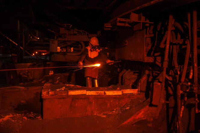 Pendant le processus de fusion du nickel dans une usine de la société minière indonésienne PT Vale, à Soroako, en Indonésie, le 30 mars 2019 .