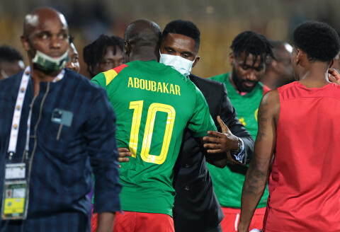 Former Cameroonian football player Samuel Eto'o (C) congratulates Cameroon's forward Vincent Aboubakar (10) for his bronze medal at the end of the Africa Cup of Nations (CAN) 2021 third place football match between Burkina Faso and Cameroon at Stade Ahmadou-Ahidjo in Yaounde on February 5, 2022. (Photo by Kenzo TRIBOUILLARD / AFP)