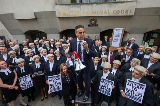 Lawyers on strike outside the High Criminal Court in London (Old Bailey) to obtain a fee hike, June 27, 2022.