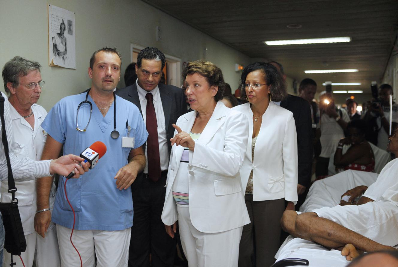 La ministre de la santé Roselyne Bachelot visite le CHU de Fort-de-France en compagnie du docteur Yannick Brouste, le 28 août 2010.