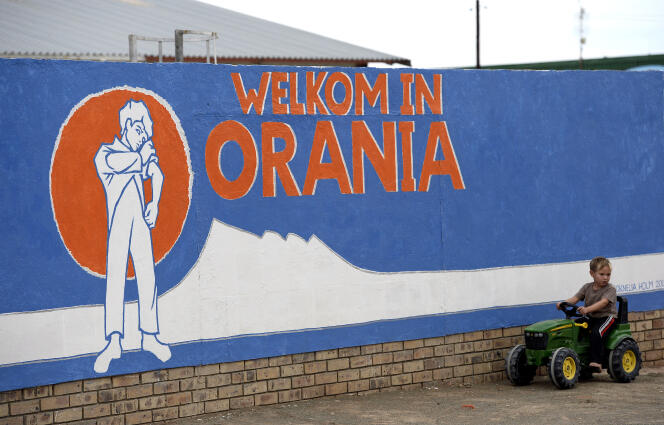 Les panneaux de la ville d’Orania sont aux couleurs de l’ancien drapeau sud-africain, avant la chute du régime raciste de l’apartheid.