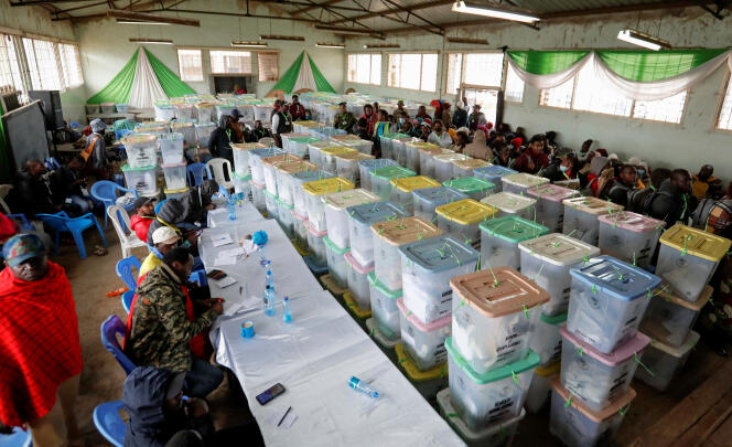 Des urnes de vote des élections générales au Kenya attendent le dépouillement par les agents de la Commission électorale indépendante, le 11 août 2022 à Nairobi.
