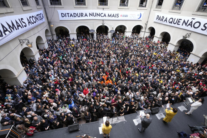 Activistas a favor de la democracia se reúnen en el patio de la Facultad de Derecho de la Universidad de Sao Paulo el 11 de agosto de 2022.