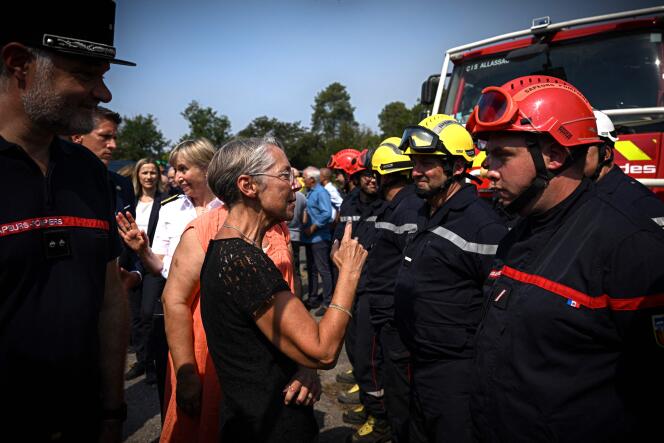 Elisabeth Borne rencontre les pompiers, à Hostens (Gironde), le 11 août 2022.
