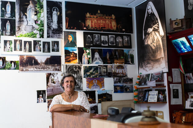 Françoise Steff, gérante du magasin photo Viron, à Lourdes (Hautes-Pyrénées), le 8 août 2022.