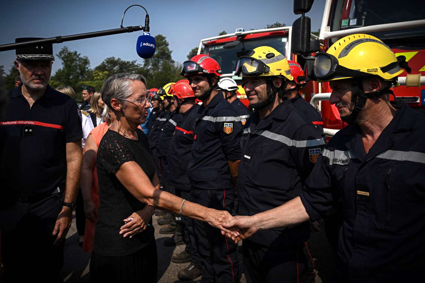 En Gironde, Elisabeth Borne annonce un « renfort de moyens » face aux feux de forêt, « liés au dérèglement climatique »