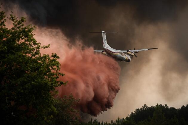 Un avion de pompiers largue du retardateur de flamme pour éteindre un incendie près de Saint-Magne (Gironde), le 11 août 2022.