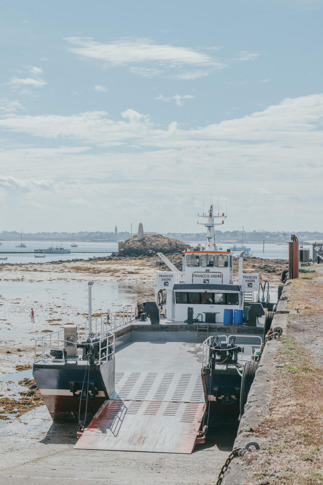 The barge which transports waste and goods between Roscoff (Finistère) and the island of Batz, in the port of the island, on July 28, 2022.